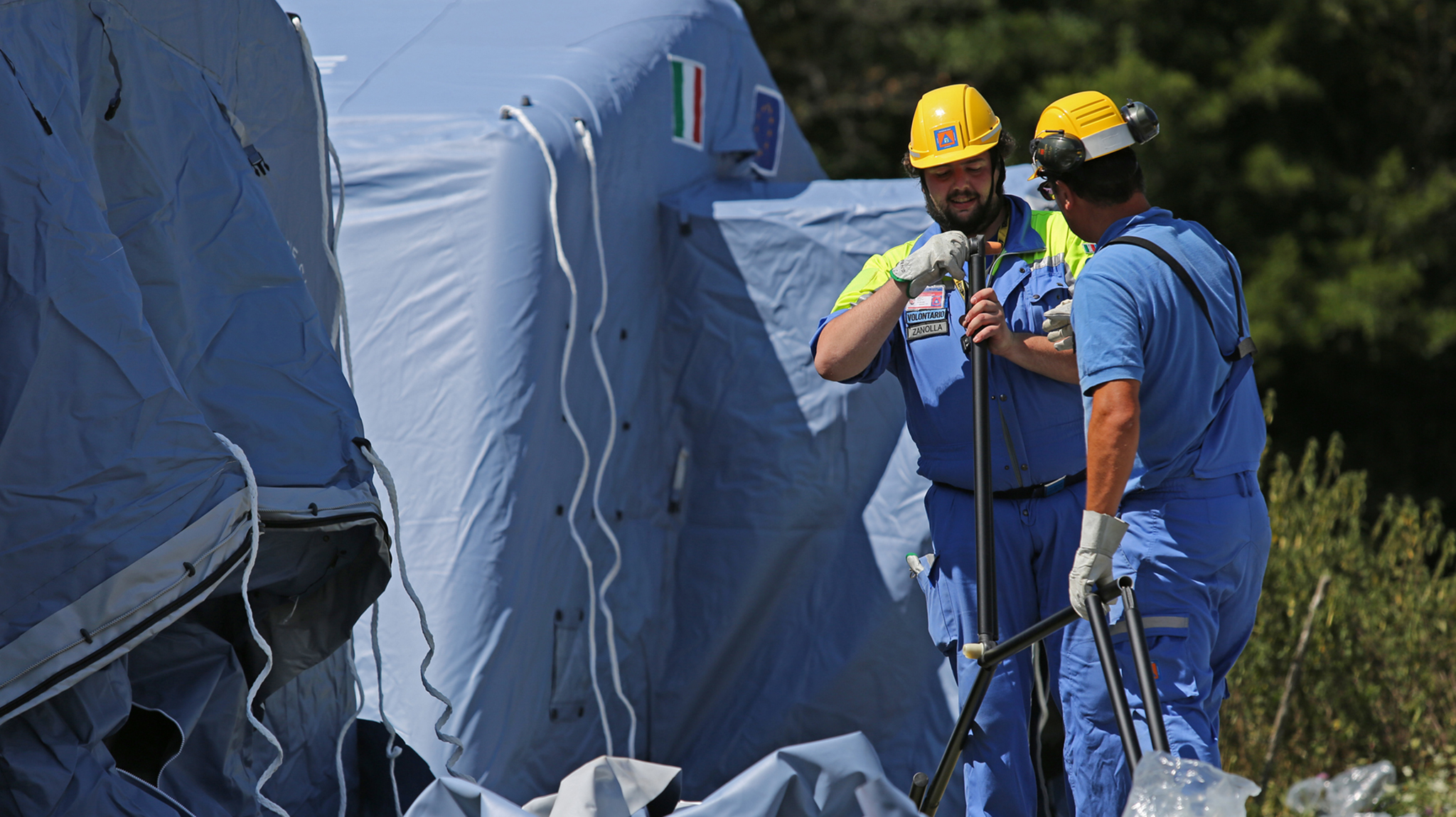 Volontari allestiscono area di accoglienza